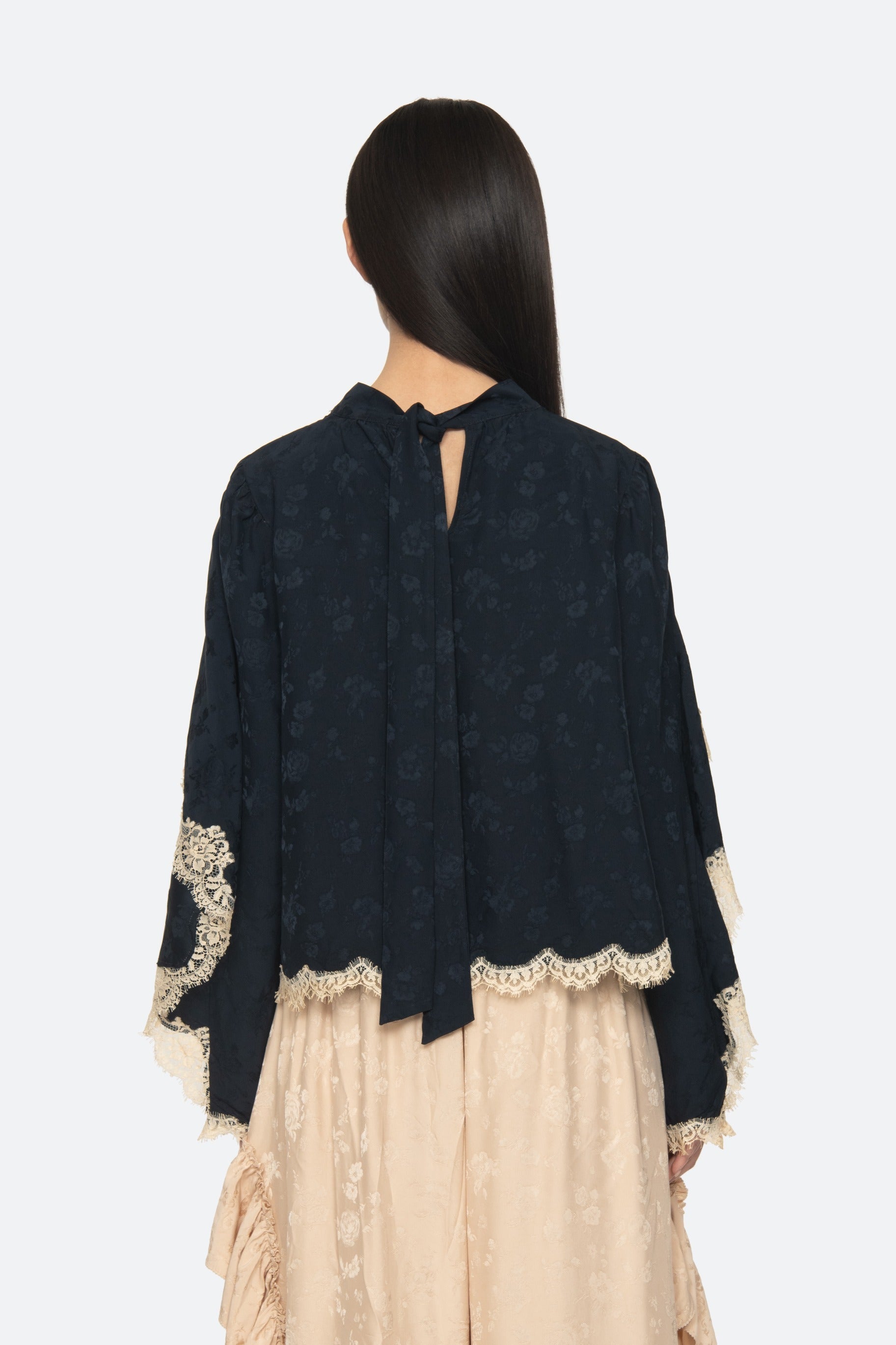 SHAY LACE L/SLV TOP (D1)